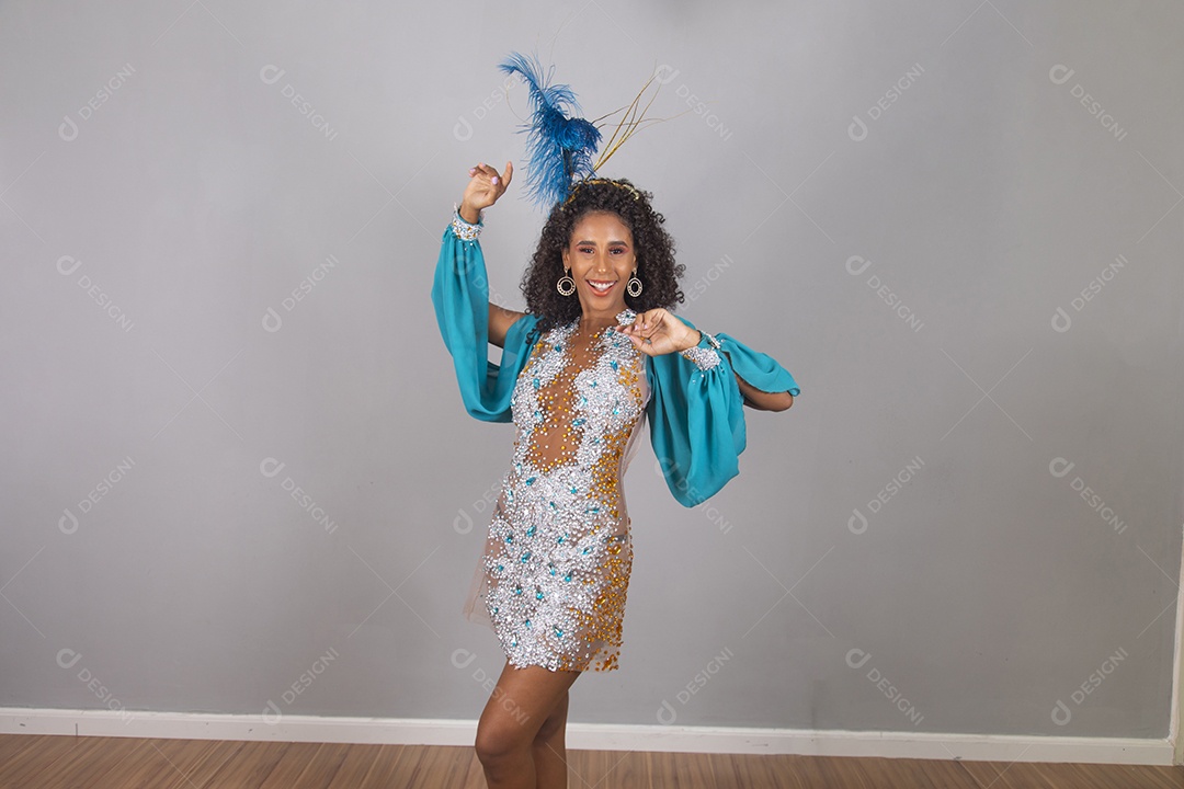 Linda mulher jovem usando fantasia de carnaval sobre fundo isolado