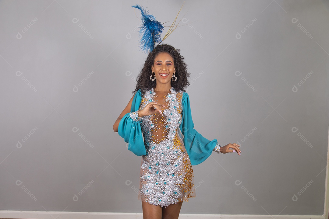 Linda mulher jovem usando fantasia de carnaval sobre fundo isolado