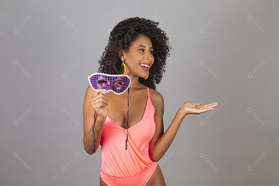 Linda mulher jovem usando fantasia de carnaval sobre fundo isolado