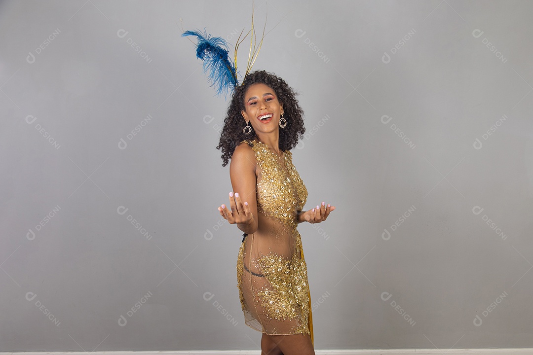 Linda mulher jovem usando fantasia de carnaval sobre fundo isolado