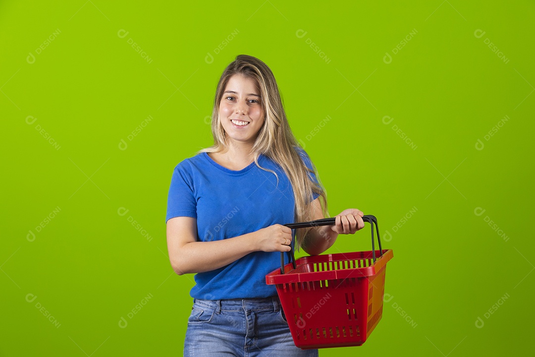 Linda mulher jovem garota bonita segurado sexta de mercado sobre fundo isolado