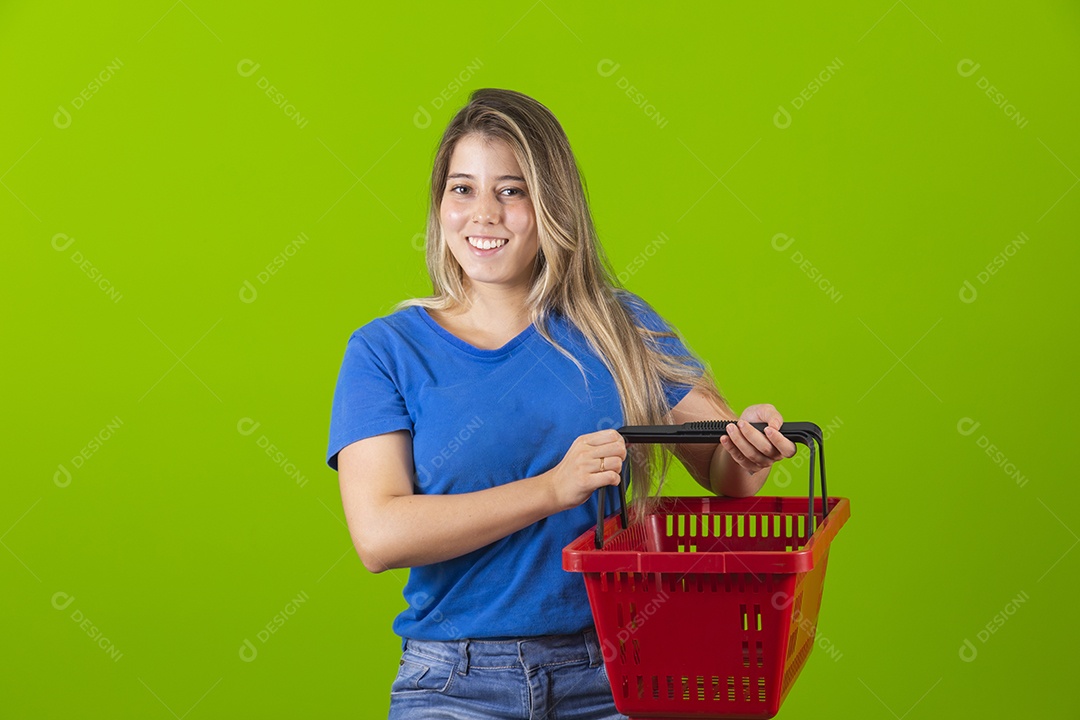 Linda mulher jovem garota bonita segurado sexta de mercado sobre fundo isolado