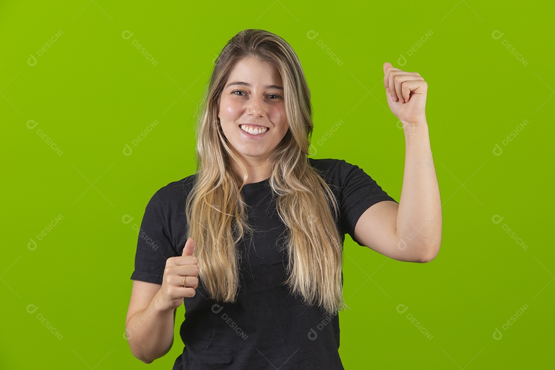 Linda mulher jovem garota loira sobre fundo isolado verde