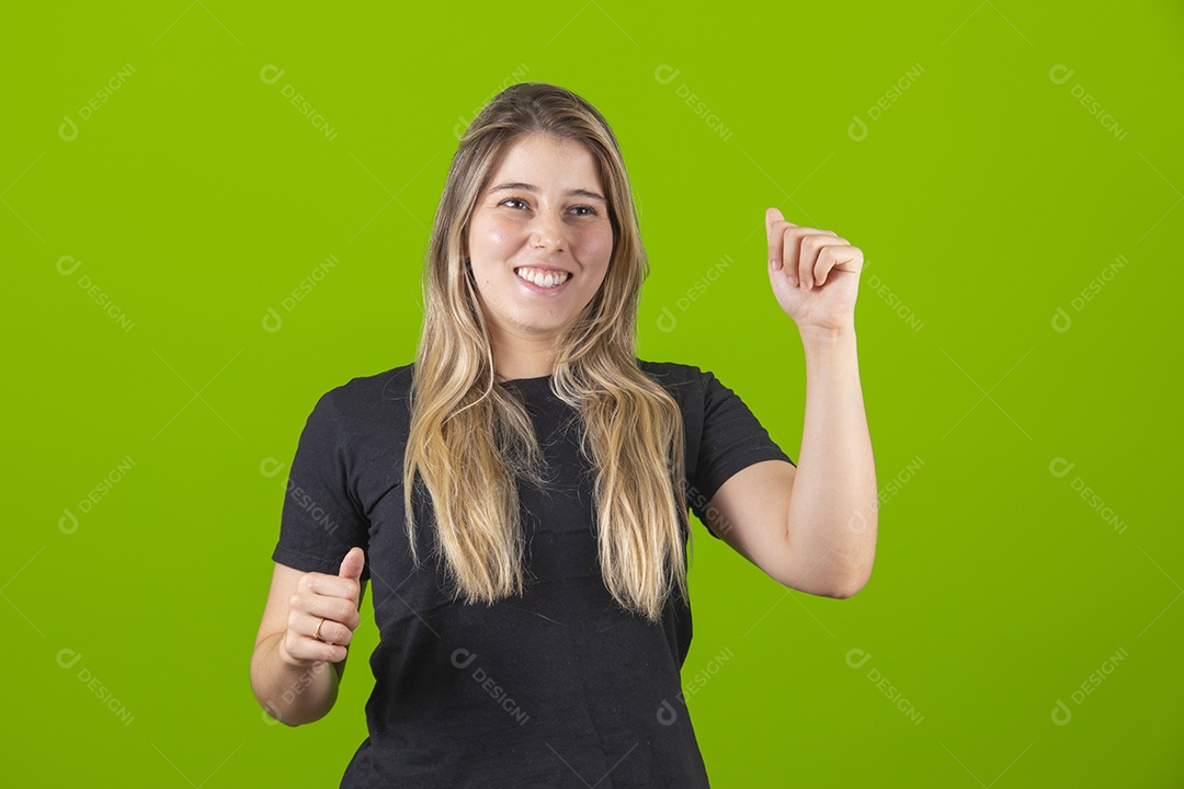 Linda mulher jovem garota loira sobre fundo isolado verde