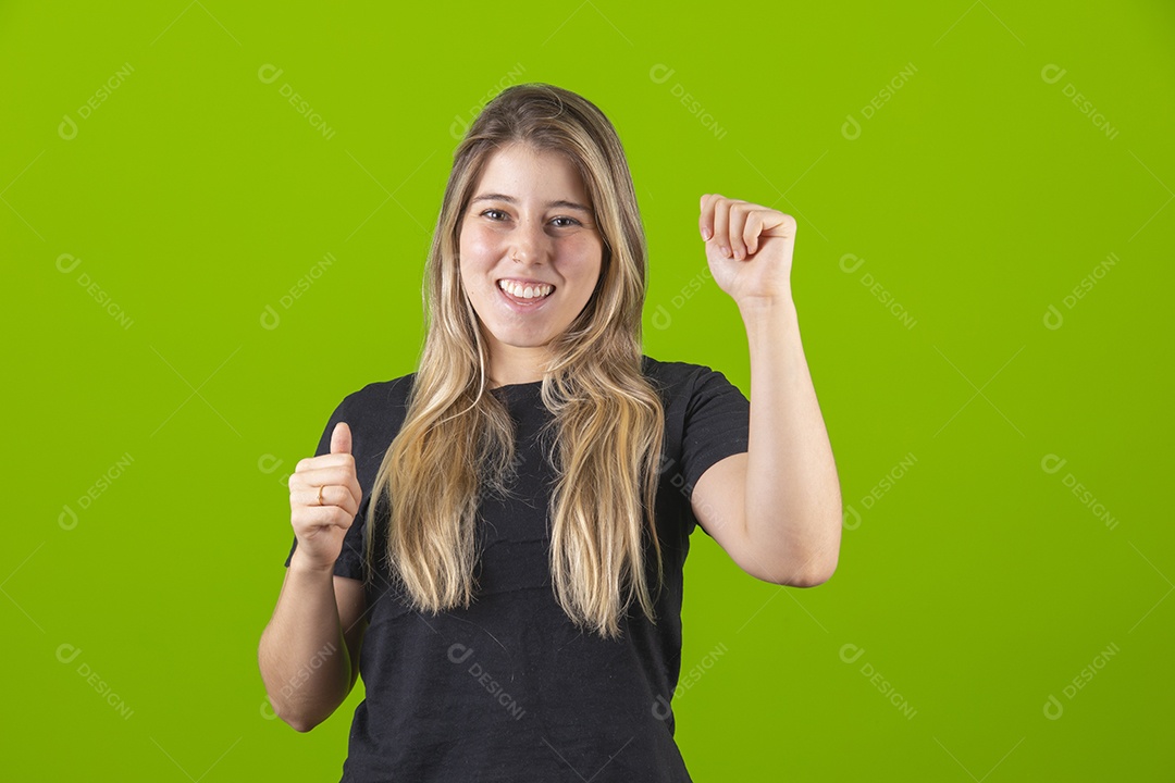 Linda mulher jovem garota loira sobre fundo isolado verde