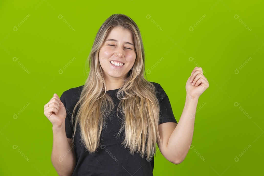 Linda mulher jovem garota loira sobre fundo isolado verde