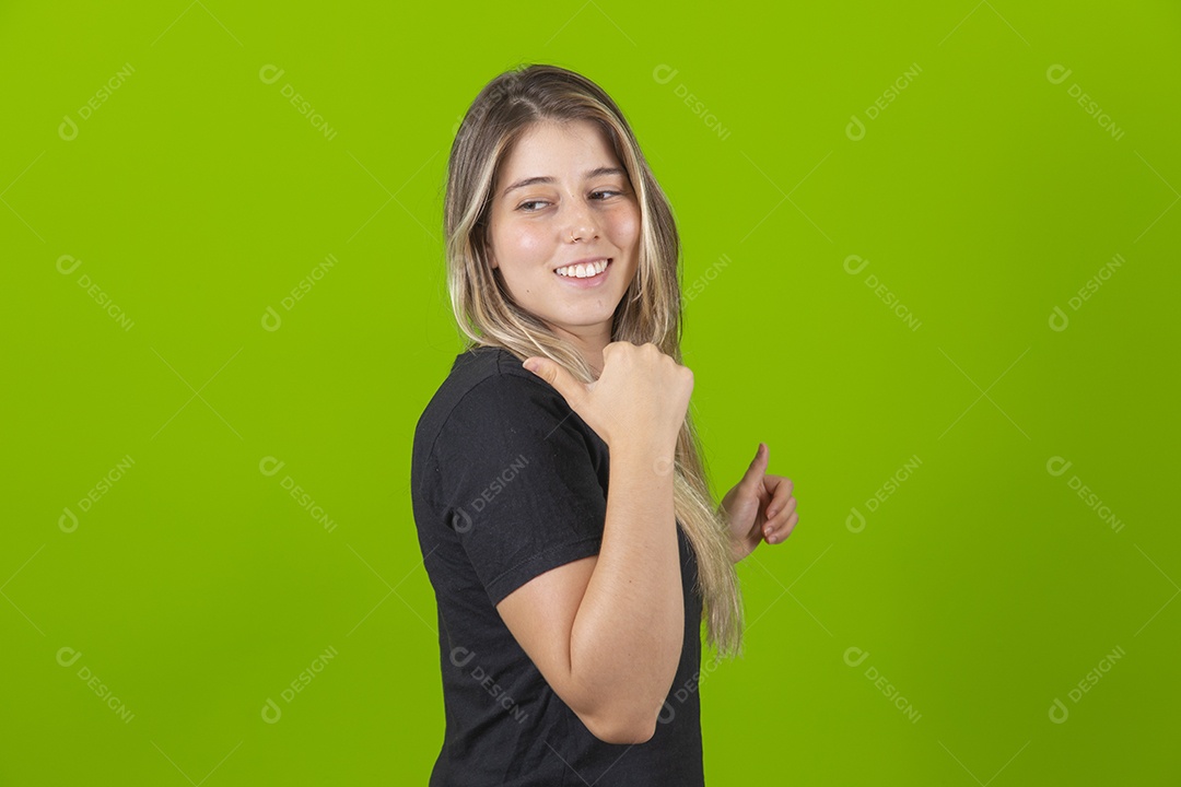 Linda mulher jovem garota loira sobre fundo isolado verde