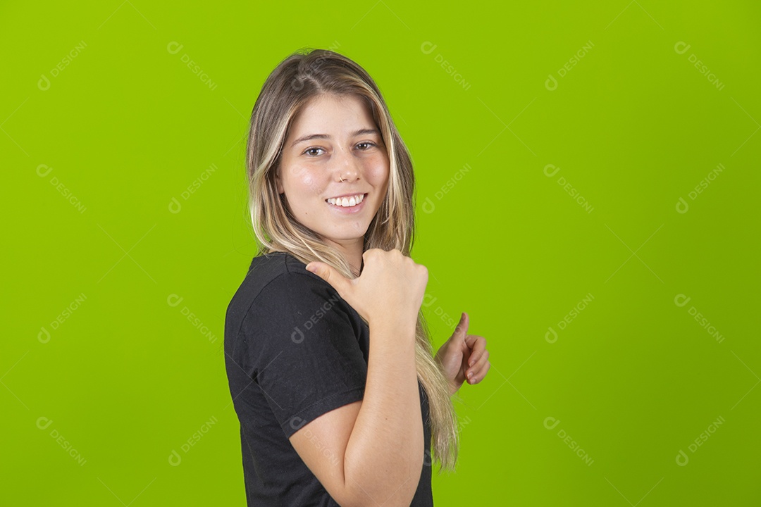 Linda mulher jovem garota loira sobre fundo isolado verde