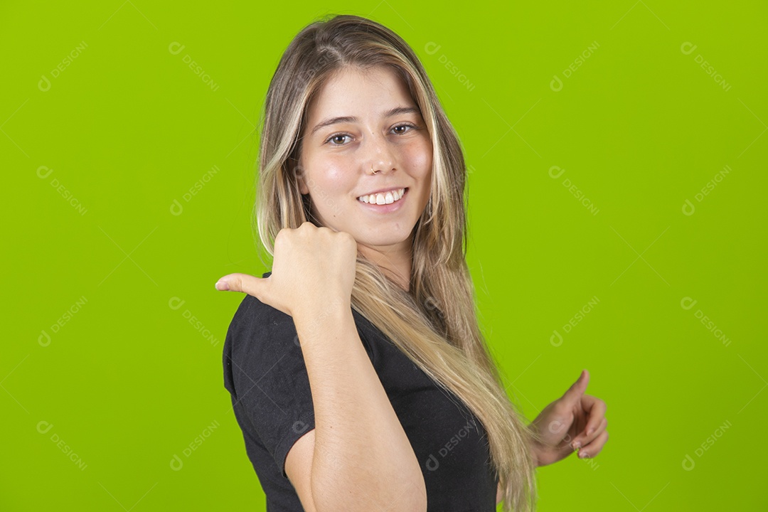 Linda mulher jovem garota loira sobre fundo isolado verde