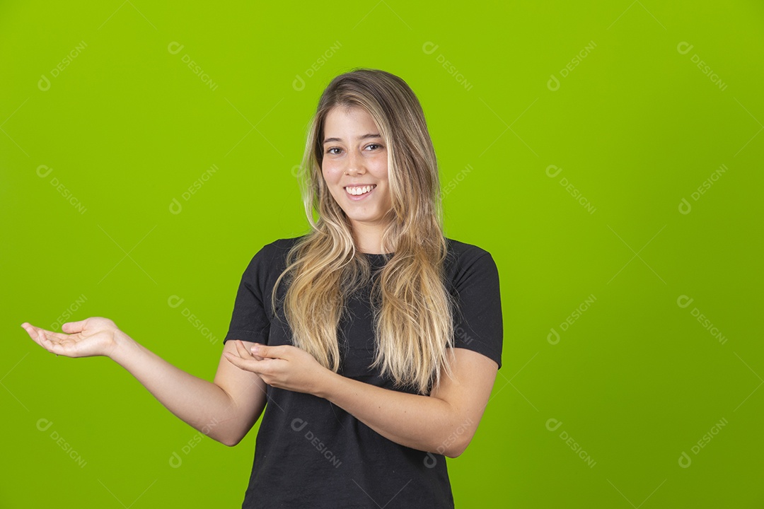 Linda mulher jovem garota loira sobre fundo isolado verde