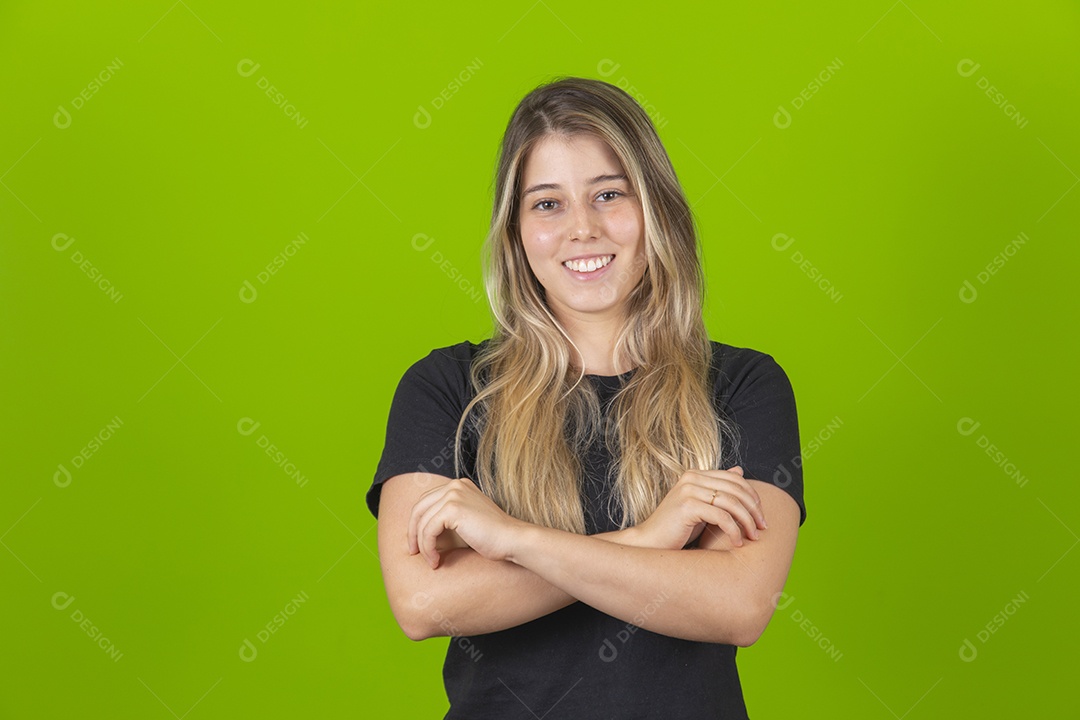 Linda mulher jovem garota loira sobre fundo isolado verde