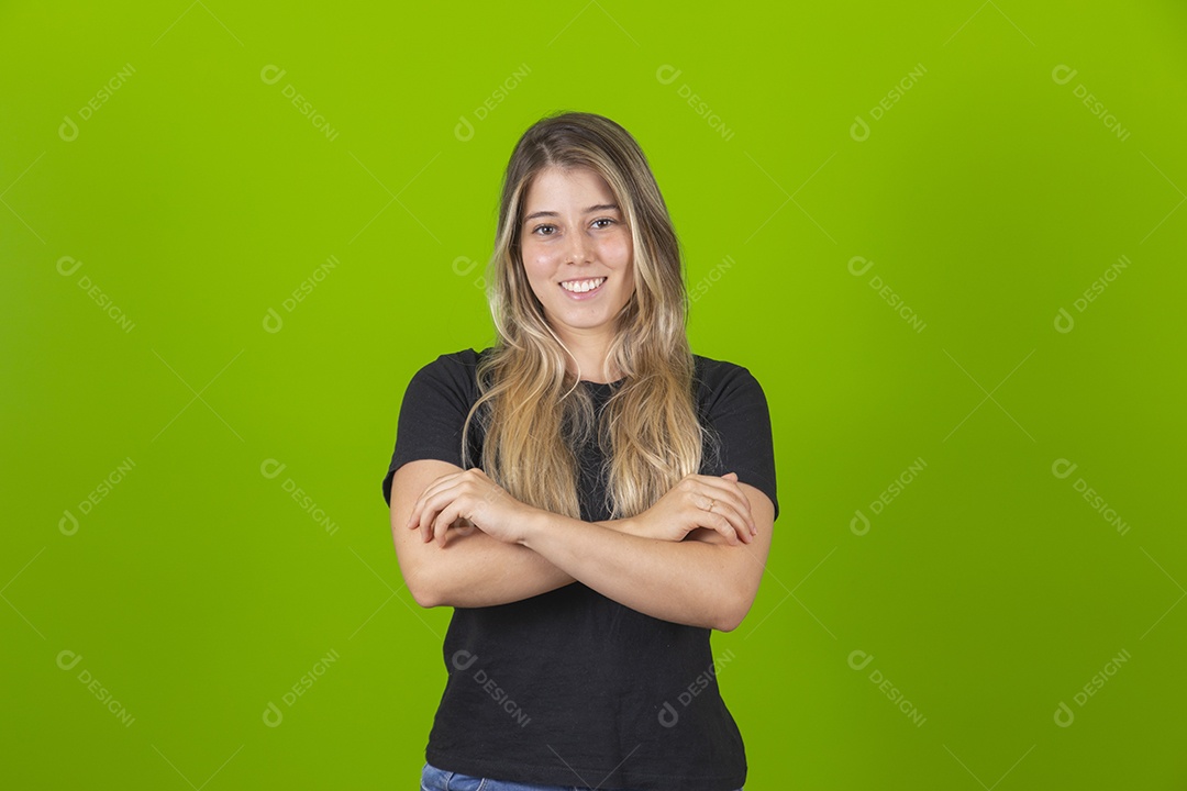 Linda mulher jovem garota loira sobre fundo isolado verde