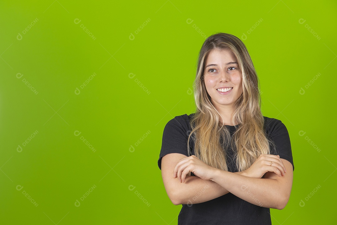 Linda mulher jovem garota loira sobre fundo isolado verde