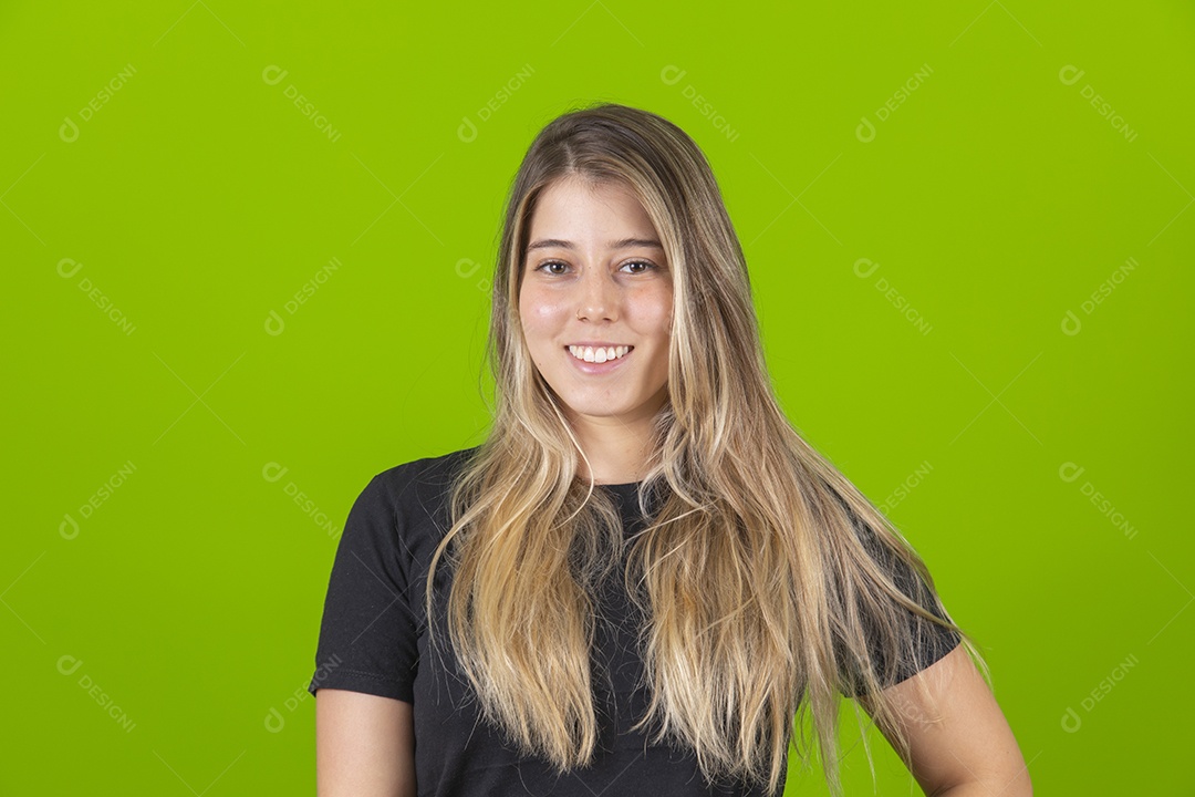 Linda mulher jovem garota loira sobre fundo isolado verde