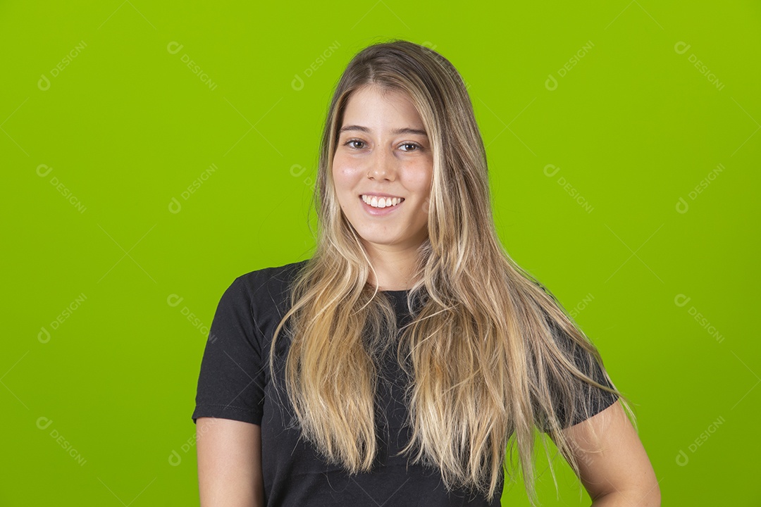 Linda mulher jovem garota loira sobre fundo isolado verde