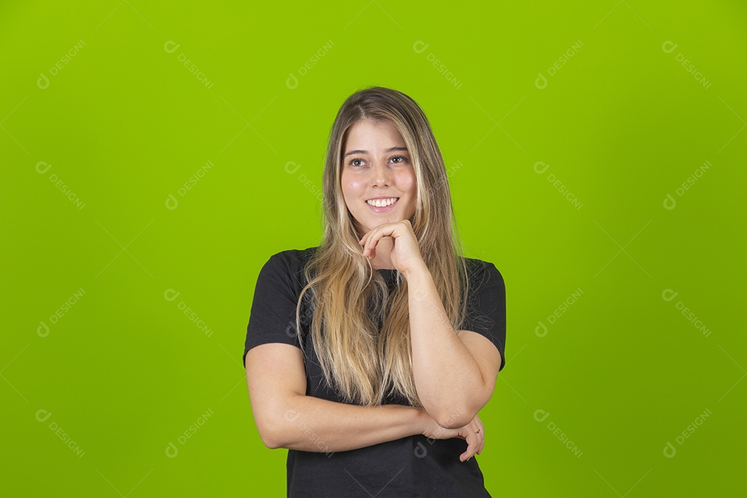 Mulher jovem garota sorridente e feliz sobre fundo isolado