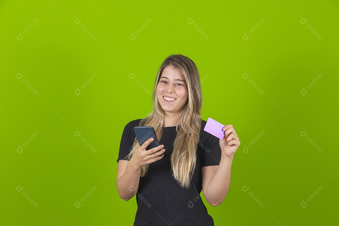 Linda mulher jovem garota loira segurando smartphone telefone cartão de credito