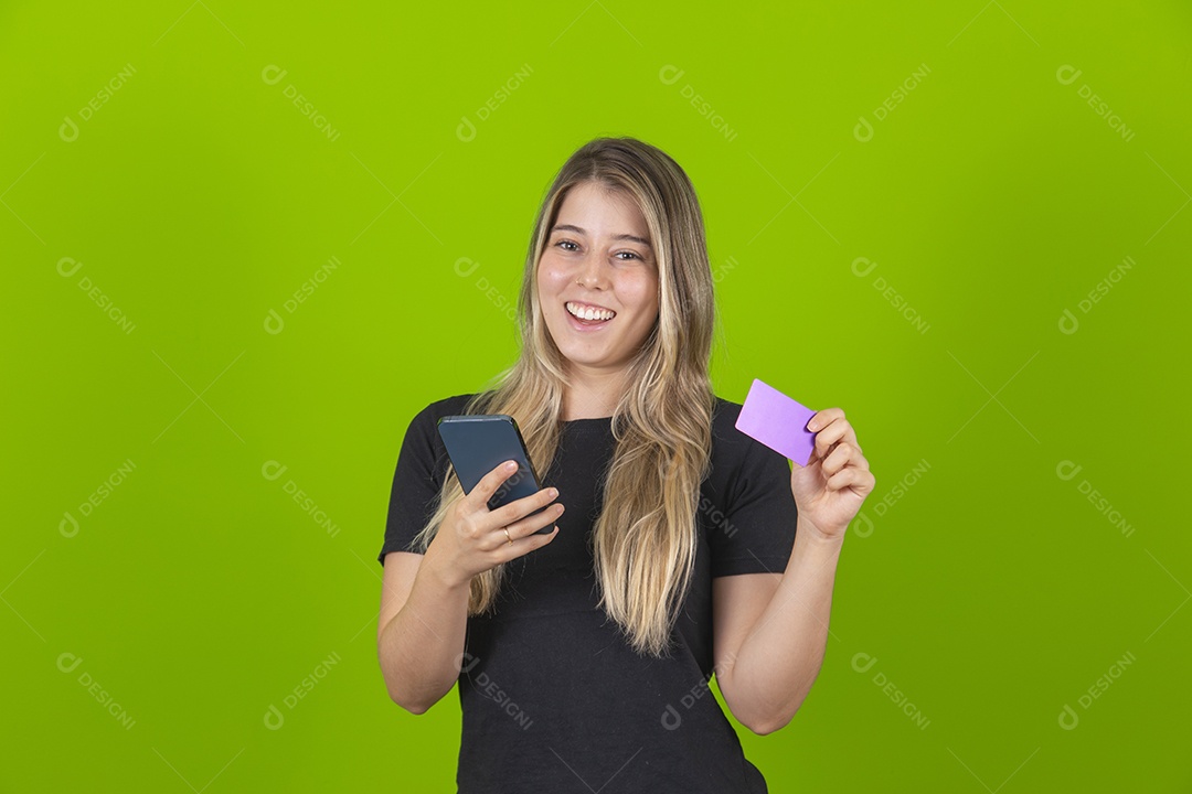 Linda mulher jovem garota loira segurando smartphone telefone cartão de credito