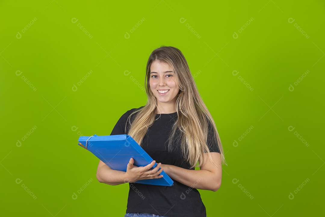 Linda mulher jovem garota loira segurando cadernos materiais escolar