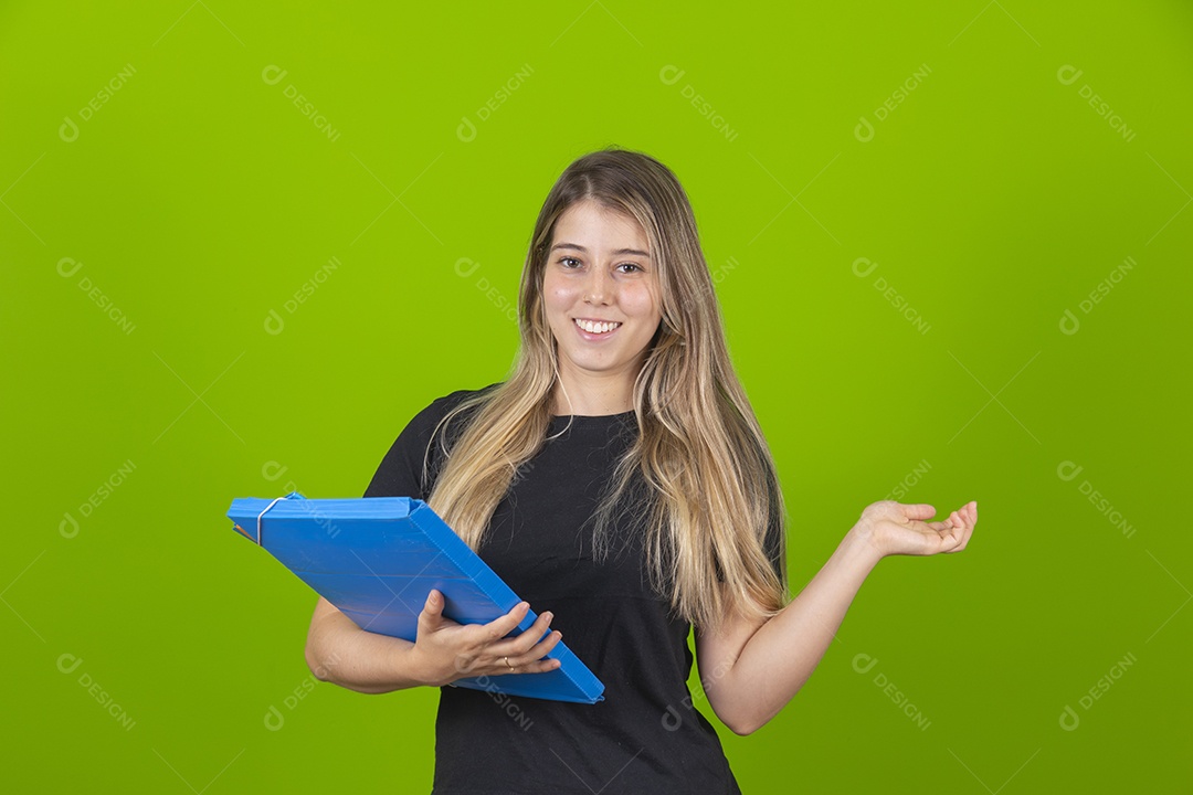 Linda mulher jovem garota loira segurando cadernos materiais escolar