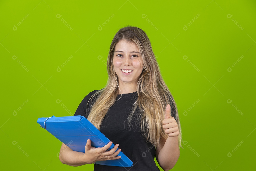 Linda mulher jovem garota loira segurando cadernos materiais escolar