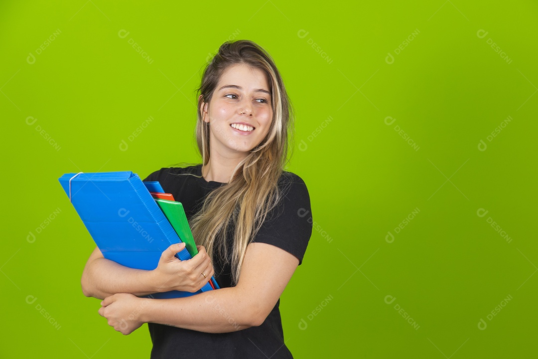 Linda mulher jovem garota loira segurando cadernos materiais escolar