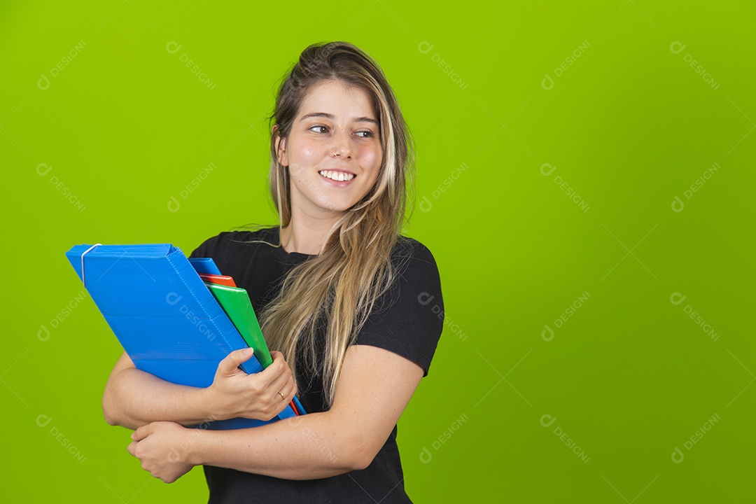 Linda mulher jovem garota loira segurando cadernos materiais escolar