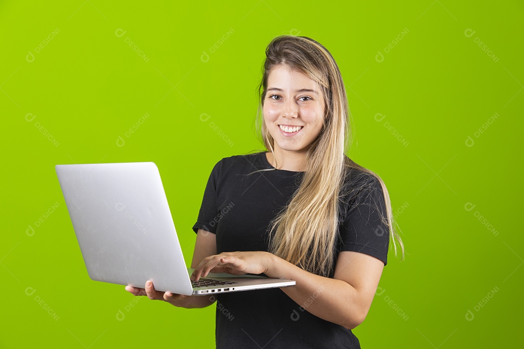 Linda mulher jovem garota loira segurando seu notebook
