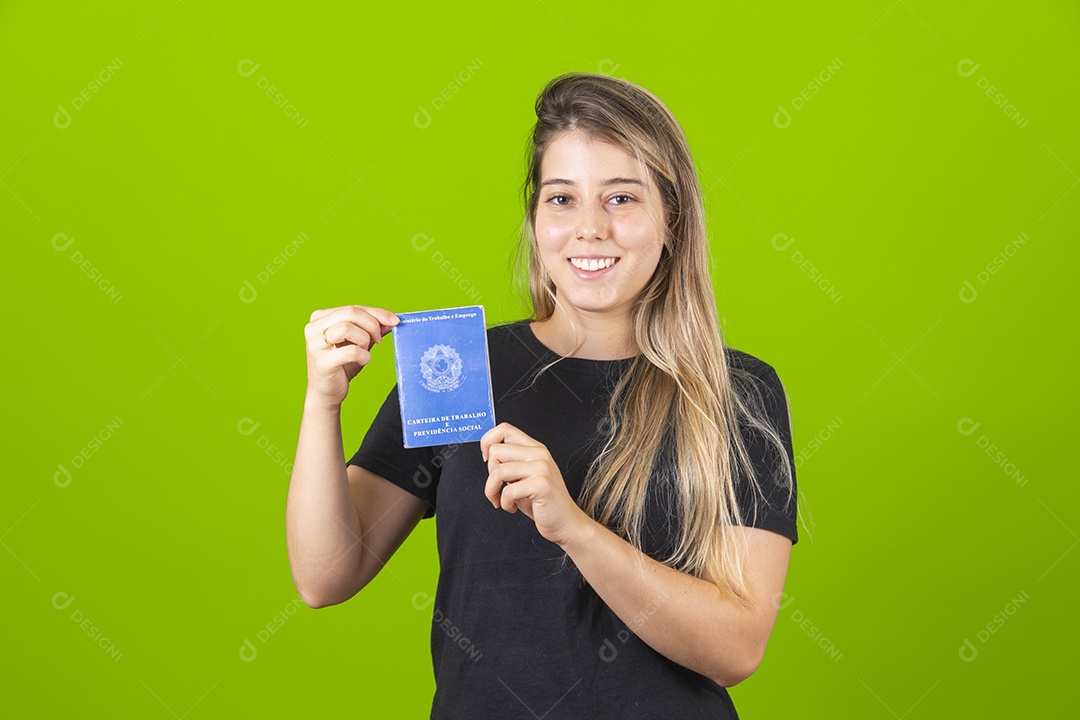 Linda mulher jovem garota loira segurando sua carteira de trabalho