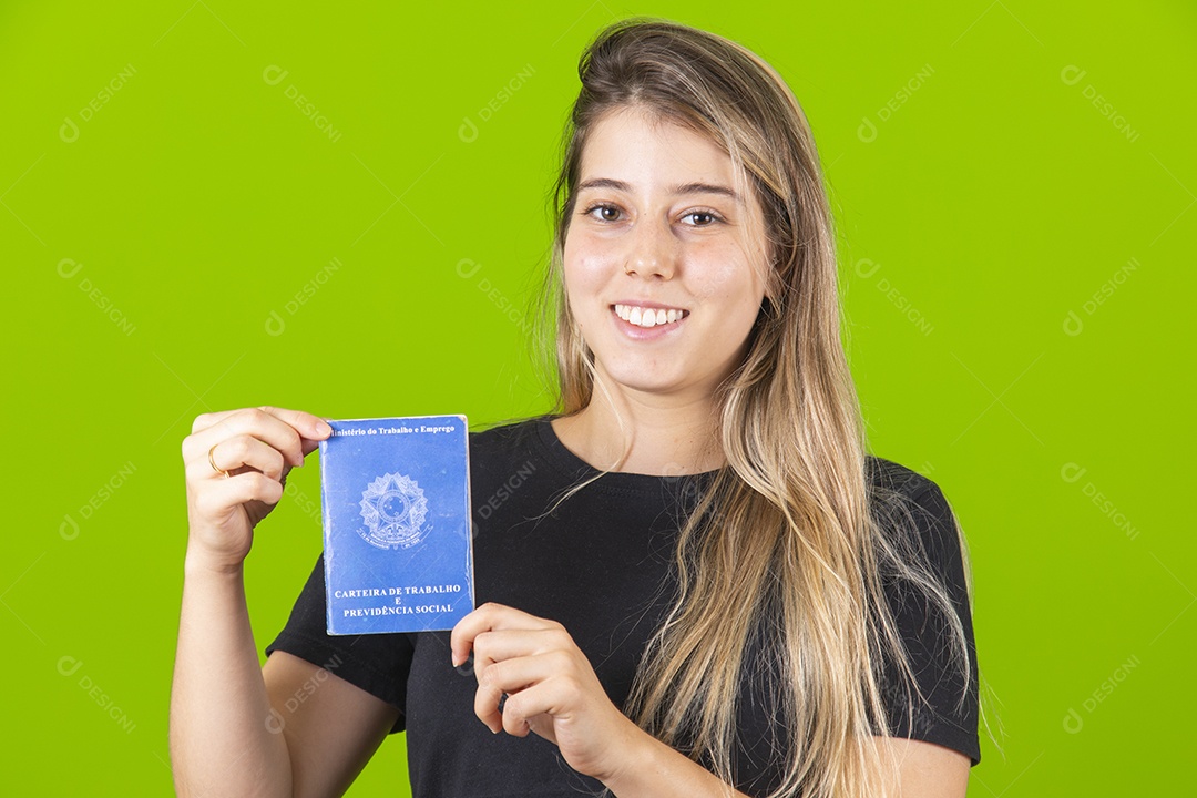 Linda mulher jovem garota loira segurando carteira de trabalho