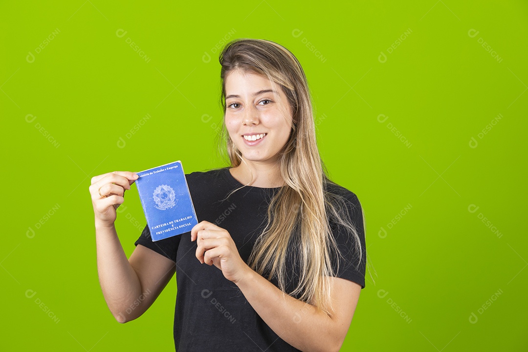 Linda mulher jovem garota loira segurando sua carteira de trabalho