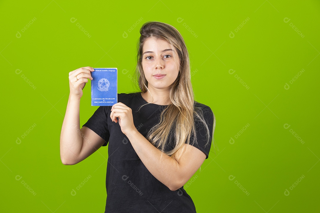 Mulher jovem garota sorridente e feliz segurando celular