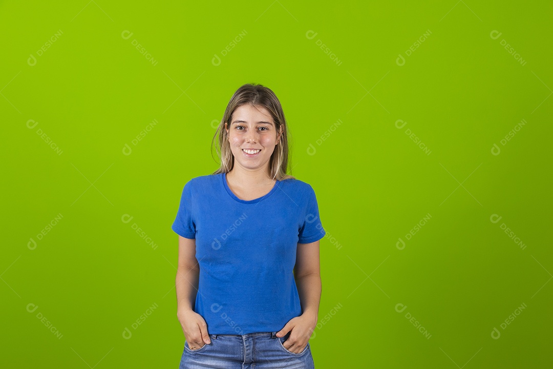 Mulher jovem garota sorridente e feliz sobre fundo isolado