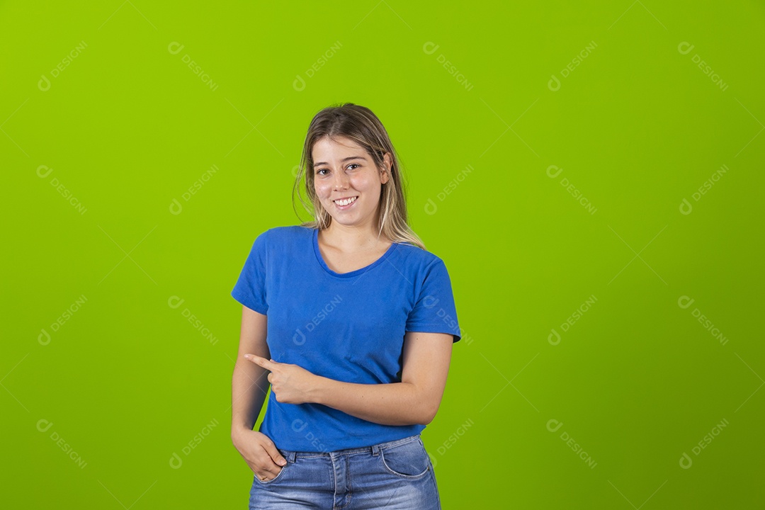 Mulher jovem garota sorridente e feliz sobre fundo isolado