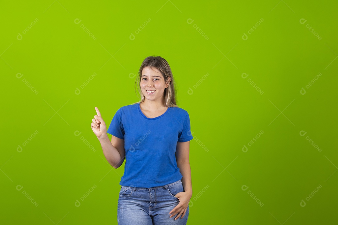 Mulher jovem garota sorridente e feliz sobre fundo isolado