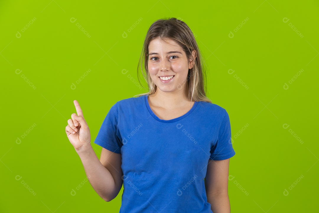 Mulher jovem garota sorridente e feliz sobre fundo isolado