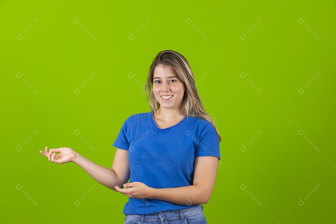 Mulher jovem garota sorridente e feliz sobre fundo isolado