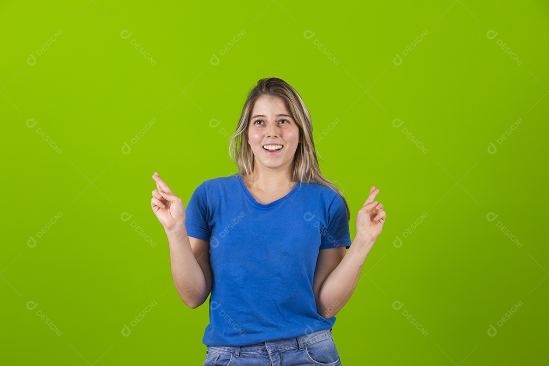 Mulher jovem garota sorridente e feliz sobre fundo isolado