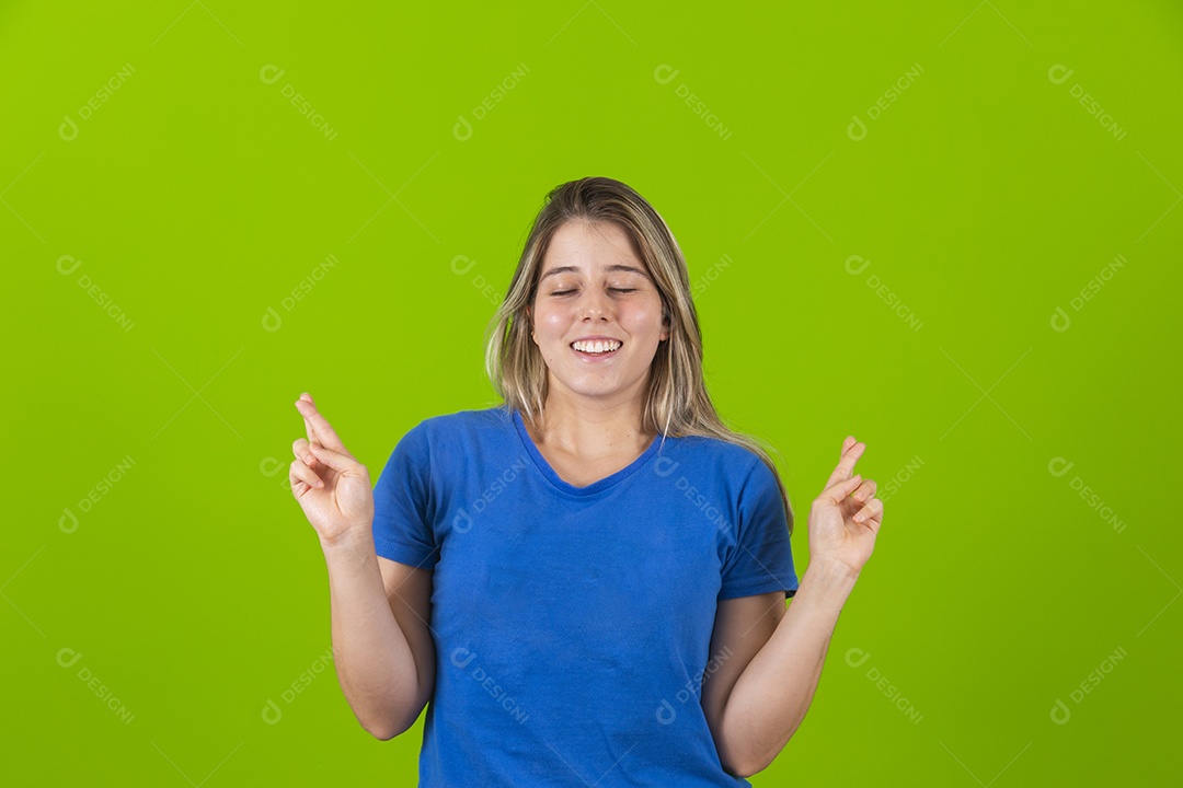 Mulher jovem garota sorridente e feliz sobre fundo isolado