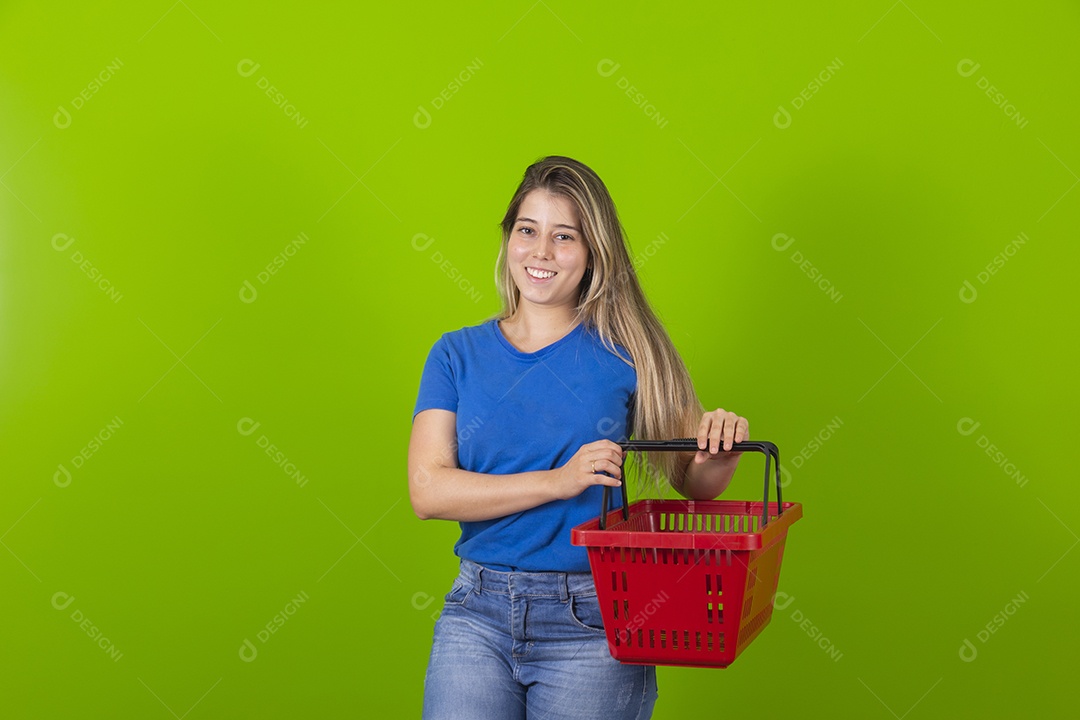 Linda mulher jovem garota bonita segurado sexta de mercado sobre fundo isolado