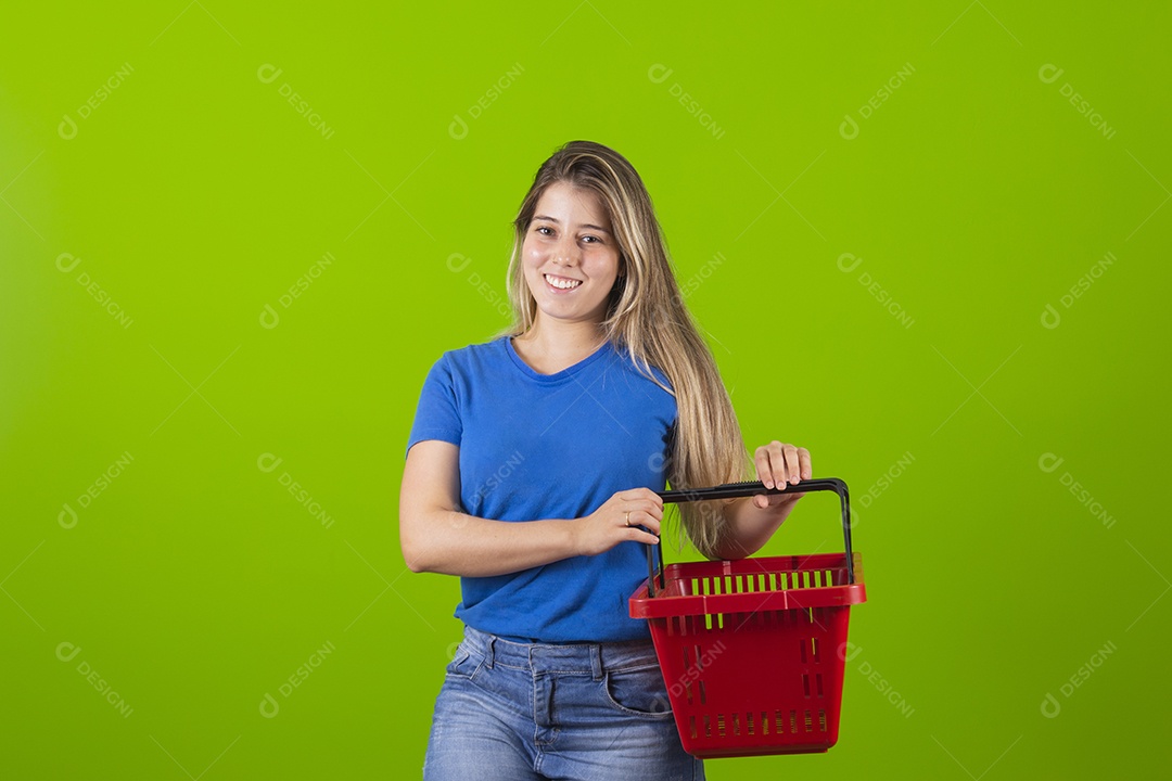 Linda mulher jovem garota bonita segurado sexta de mercado sobre fundo isolado