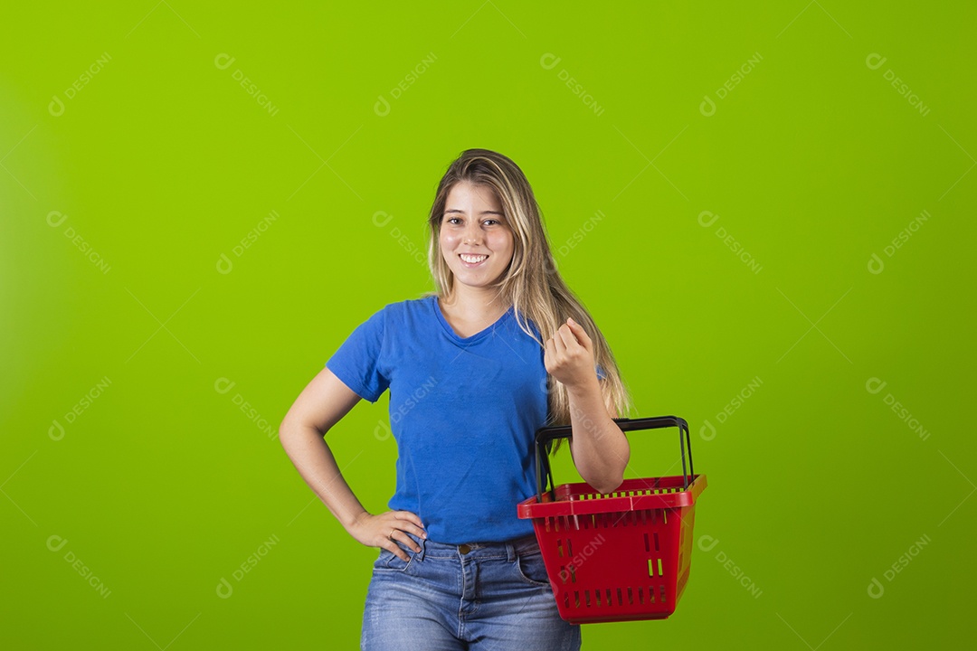 Linda mulher jovem garota bonita segurado sexta de mercado sobre fundo isolado