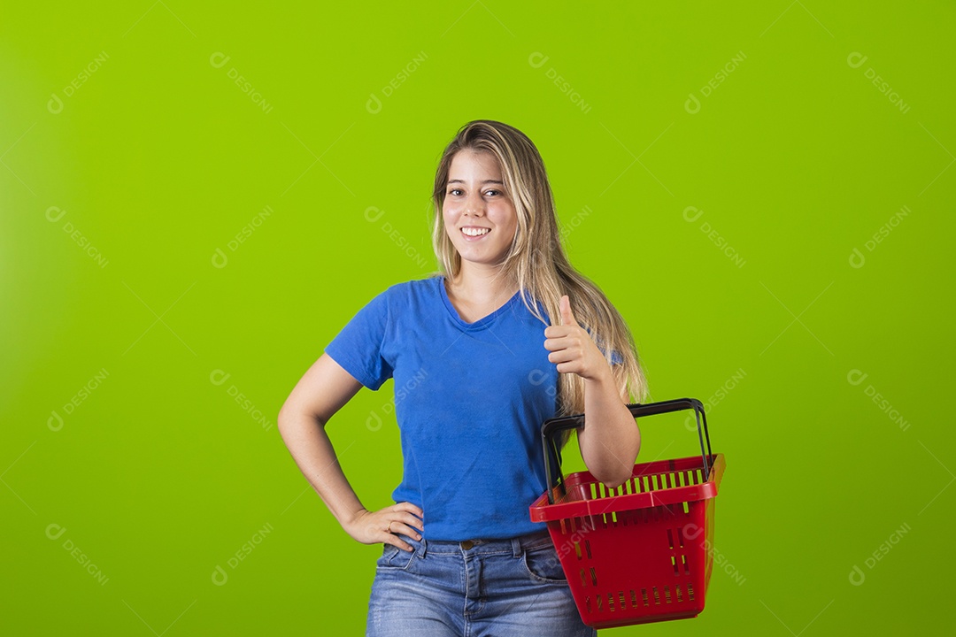 Linda mulher jovem garota bonita segurado sexta de mercado sobre fundo isolado