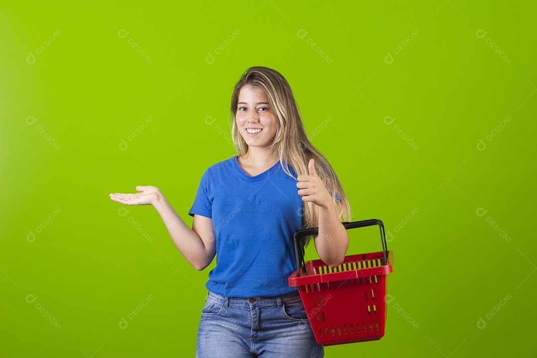 Linda mulher jovem garota bonita segurado sexta de mercado sobre fundo isolado