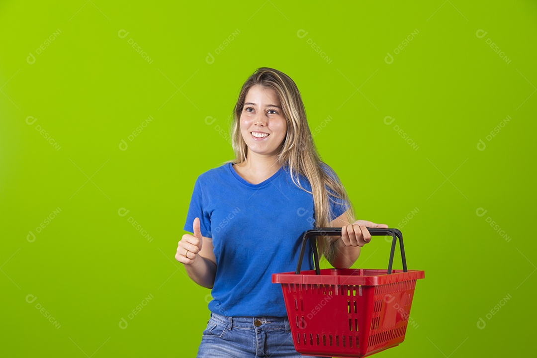 Linda mulher jovem garota bonita segurado sexta de mercado sobre fundo isolado