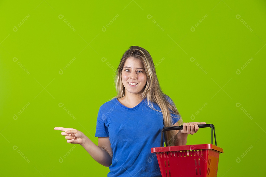 Linda mulher jovem garota bonita segurado sexta de mercado sobre fundo isolado