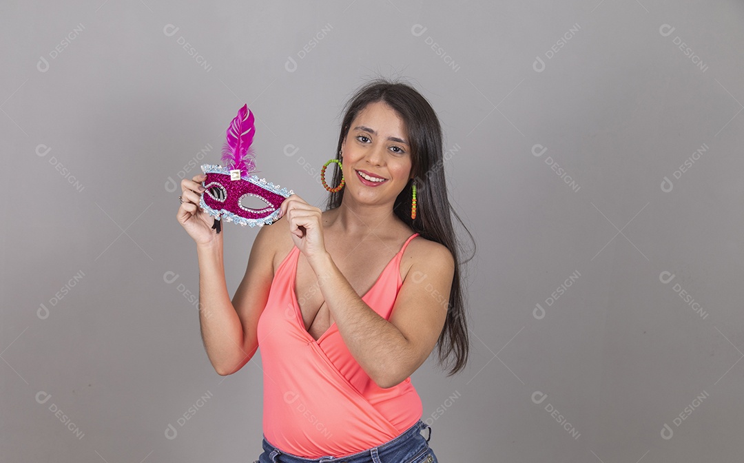 Mulher linda jovem garota fantasiado para carnaval sobre fundo isolado.