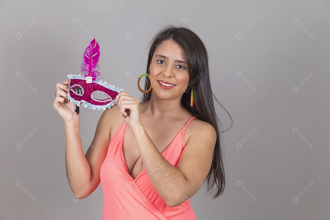 Mulher linda jovem garota fantasiado para carnaval sobre fundo isolado.