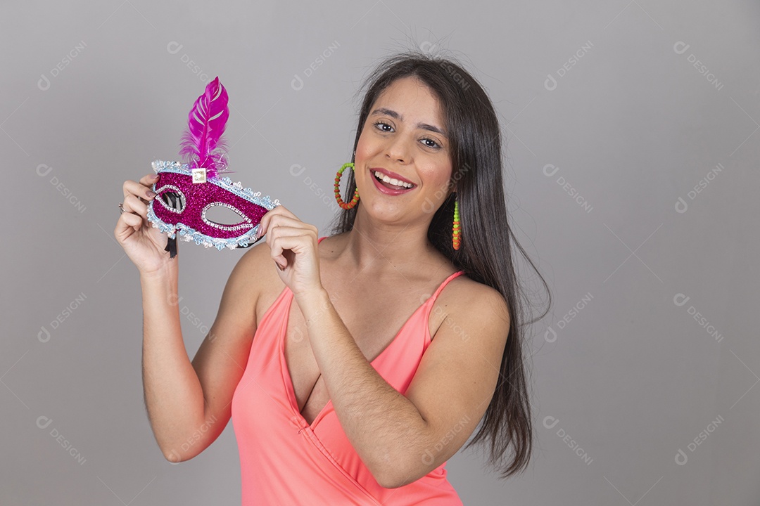 Mulher linda jovem garota fantasiado para carnaval sobre fundo isolado.