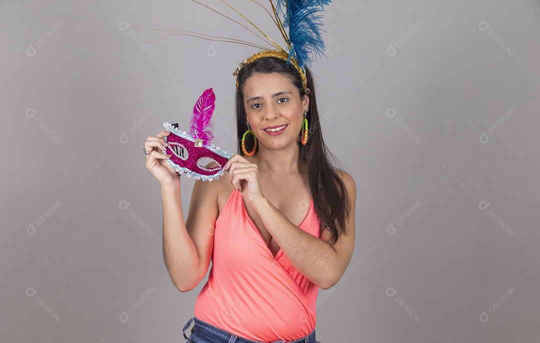 Mulher linda jovem garota fantasiado para carnaval sobre fundo isolado.